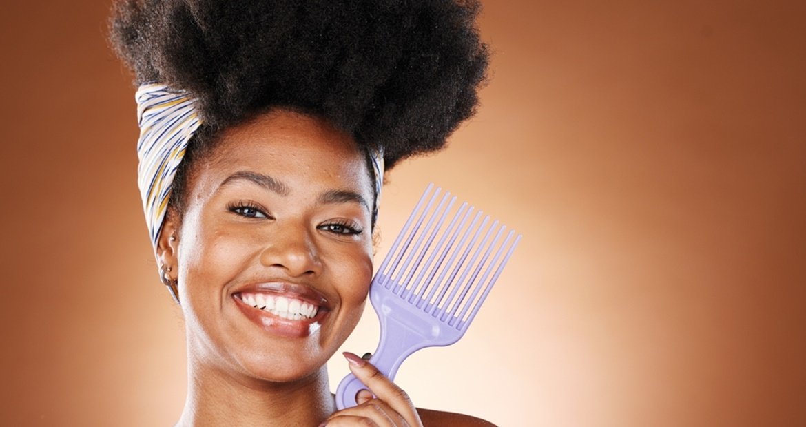Entenda como finalizar o cabelo black power com pente garfo